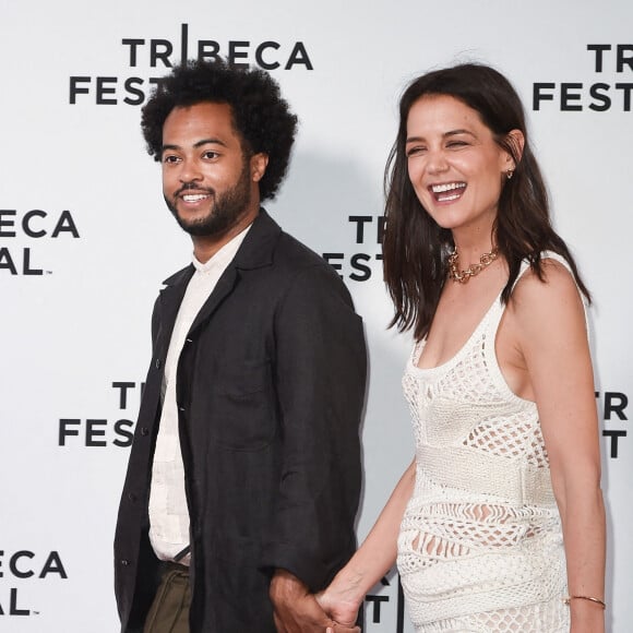 Katie Holmes et son compagnon Bobby Wooten III à la première de "Alone Together" lors du festival du film de Tribeca à New York, le 14 juin 2022. 