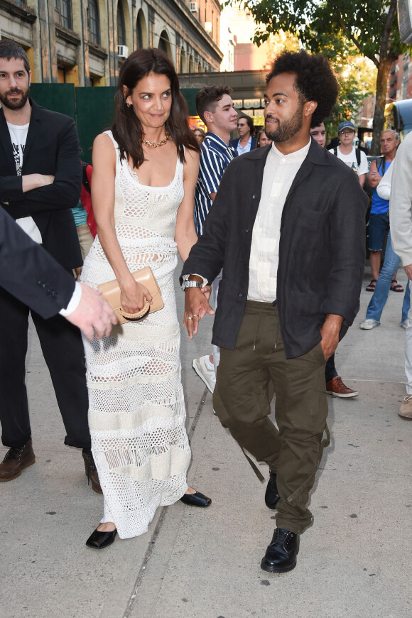 Katie Holmes et son compagnon Bobby Wooten III à la première de "Alone Together" lors du festival du film de Tribeca à New York, le 14 juin 2022. 