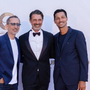 Gad Elmaleh, Patrick Mouratoglou et Laurent Bensadune - 8 ème gala étoilé Patrick Mouratoglou au profit de la Fondation Champ'seed à la Mouratoglou Academy à Sophia-Antipolis le 19 juin 2022. P.Mouratoglou, fondateur de la Mouratoglou Academy & Resort, a organisé son 8e gala étoilé au profit de la Fondation Champ'seed. Avec plus d'action, de divertissement et de glamour que jamais, P.Mouratoglou, coach de la double championne du Grand Chelem S.Halep et qui a entraîné pendant 10 ans la légende du tennis S.Williams, a commencé la soirée en saluant 250 invités venus du monde entier et en prononçant un discours émouvant sur l'avenir du tennis et le travail vital de la Fondation. Des personnalités du monde du sport, du cinéma, de la télévision et de la musique, étaient présents. La chanteuse britannique et gagnante du X-Factor, L.Johnson, a livré une performance impressionnante avec ses succès "It's a Man's World" et "Respect". Suivie d'un DJ set sensationnel du producteur, remixeur et propriétaire de Yellow Productions, B.Sinclar, avec The.Avener. Avec les 500 000 euros collectés lors de cette soirée de charité, la Fondation Champ'seed s'efforce d'aider les talents prometteurs qui n'ont pas les ressources financières nécessaires pour atteindre le plus haut niveau international. L'ensemble des recettes de l'événement, y compris la vente aux enchères en direct, sera redistribué à la Fondation. Depuis son inauguration en 2014, la Fondation Champ'seed a déjà récolté près de 4 millions d'euros et devient un facteur de soutien essentiel au développement optimal de plusieurs athlètes. Parmi les anciens de la Fondation figurent le vainqueur du Monte-Carlo Masters et numéro 5 mondial S.Tsitsipas, la finaliste de Roland-Garros C.Gauff et la sensation H.Rune. © Mouratoglou Gala via Bestimage