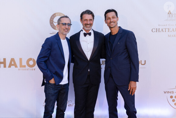 Gad Elmaleh, Patrick Mouratoglou et Laurent Bensadune - 8 ème gala étoilé Patrick Mouratoglou au profit de la Fondation Champ'seed à la Mouratoglou Academy à Sophia-Antipolis le 19 juin 2022. P.Mouratoglou, fondateur de la Mouratoglou Academy & Resort, a organisé son 8e gala étoilé au profit de la Fondation Champ'seed. Avec plus d'action, de divertissement et de glamour que jamais, P.Mouratoglou, coach de la double championne du Grand Chelem S.Halep et qui a entraîné pendant 10 ans la légende du tennis S.Williams, a commencé la soirée en saluant 250 invités venus du monde entier et en prononçant un discours émouvant sur l'avenir du tennis et le travail vital de la Fondation. Des personnalités du monde du sport, du cinéma, de la télévision et de la musique, étaient présents. La chanteuse britannique et gagnante du X-Factor, L.Johnson, a livré une performance impressionnante avec ses succès "It's a Man's World" et "Respect". Suivie d'un DJ set sensationnel du producteur, remixeur et propriétaire de Yellow Productions, B.Sinclar, avec The.Avener. Avec les 500 000 euros collectés lors de cette soirée de charité, la Fondation Champ'seed s'efforce d'aider les talents prometteurs qui n'ont pas les ressources financières nécessaires pour atteindre le plus haut niveau international. L'ensemble des recettes de l'événement, y compris la vente aux enchères en direct, sera redistribué à la Fondation. Depuis son inauguration en 2014, la Fondation Champ'seed a déjà récolté près de 4 millions d'euros et devient un facteur de soutien essentiel au développement optimal de plusieurs athlètes. Parmi les anciens de la Fondation figurent le vainqueur du Monte-Carlo Masters et numéro 5 mondial S.Tsitsipas, la finaliste de Roland-Garros C.Gauff et la sensation H.Rune. © Mouratoglou Gala via Bestimage