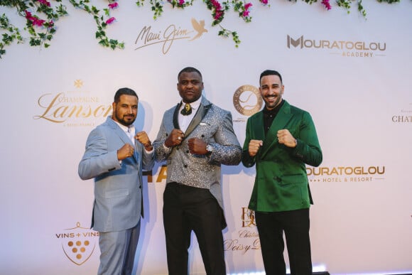 Gary Abitbol, Francis Ngannou, Adil Rami - 8 ème gala étoilé Patrick Mouratoglou au profit de la Fondation Champ'seed à la Mouratoglou Academy à Sophia-Antipolis le 19 juin 2022. P.Mouratoglou, fondateur de la Mouratoglou Academy & Resort, a organisé son 8e gala étoilé au profit de la Fondation Champ'seed. Avec plus d'action, de divertissement et de glamour que jamais, P.Mouratoglou, coach de la double championne du Grand Chelem S.Halep et qui a entraîné pendant 10 ans la légende du tennis S.Williams, a commencé la soirée en saluant 250 invités venus du monde entier et en prononçant un discours émouvant sur l'avenir du tennis et le travail vital de la Fondation. Des personnalités du monde du sport, du cinéma, de la télévision et de la musique, étaient présents. La chanteuse britannique et gagnante du X-Factor, L.Johnson, a livré une performance impressionnante avec ses succès "It's a Man's World" et "Respect". Suivie d'un DJ set sensationnel du producteur, remixeur et propriétaire de Yellow Productions, B.Sinclar, avec The.Avener. Avec les 500 000 euros collectés lors de cette soirée de charité, la Fondation Champ'seed s'efforce d'aider les talents prometteurs qui n'ont pas les ressources financières nécessaires pour atteindre le plus haut niveau international. L'ensemble des recettes de l'événement, y compris la vente aux enchères en direct, sera redistribué à la Fondation. Depuis son inauguration en 2014, la Fondation Champ'seed a déjà récolté près de 4 millions d'euros et devient un facteur de soutien essentiel au développement optimal de plusieurs athlètes. Parmi les anciens de la Fondation figurent le vainqueur du Monte-Carlo Masters et numéro 5 mondial S.Tsitsipas, la finaliste de Roland-Garros C.Gauff et la sensation H.Rune. © Mouratoglou Gala via Bestimage