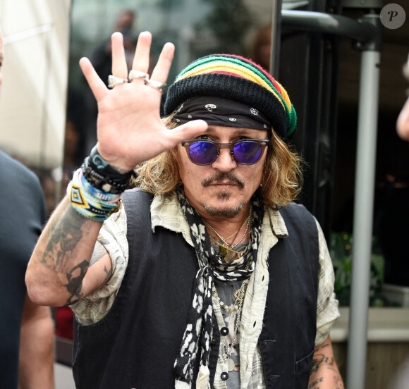 Johnny Depp signe des autographes à la sortie de son hôtel à Manchester. Le 4 juin 2022.