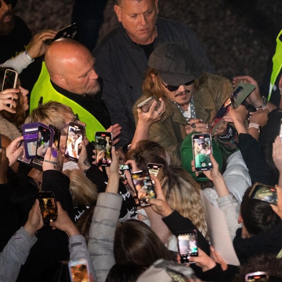 Johnny Depp vient saluer ses fans à la sortie du concert de Jeff Beck au Sage Gateshead, le 2 juin 2022.