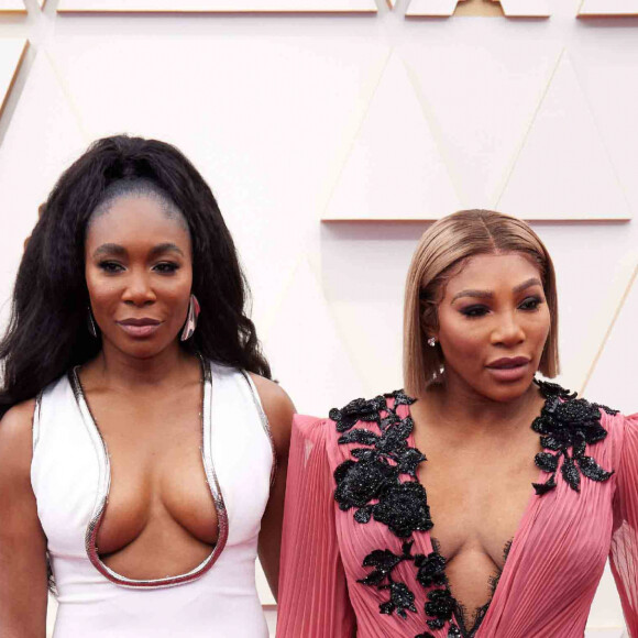 Venus Williams et Serena Williams lors de la 94ème édition de la cérémonie des Oscars au théâtre Dolby, à Los Angeles, Californie, Etats-Unis, le 27 mars 2022. 