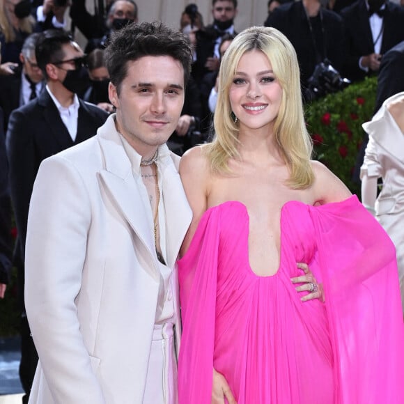 Brooklyn Beckham et Nicola Peltz - Les célébrités arrivent à la soirée du "MET Gala 2022 : In America: An Anthology of Fashion" à New York