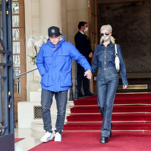 Brooklyn Beckham et sa fiancée Nicola Peltz à la sortie de l'hôtel Ritz lors de la Fashion Week printemps/été 2022 de Paris, France, le 2 octobre 2021. © Tiziano Da Silva-Pierre Perusseau/Bestimage 