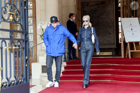 Brooklyn Beckham et sa fiancée Nicola Peltz à la sortie de l'hôtel Ritz lors de la Fashion Week printemps/été 2022 de Paris, France, le 2 octobre 2021. © Tiziano Da Silva-Pierre Perusseau/Bestimage 