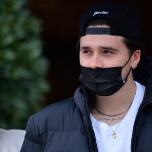 Brooklyn Beckham et sa fiancée Nicola Peltz à la sortie de l'hôtel Ritz pour se rendre à la séance d'essayage d'Escada lors de la Fashion Week printemps/été 2022 de Paris, France, le 1er octobre 2021. © Tiziano Da Silva-Pierre Perusseau/Bestimage 