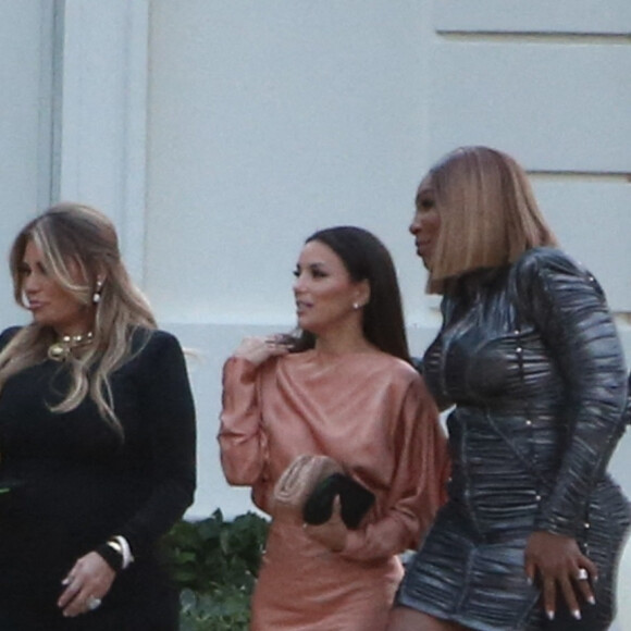 Eva Longoria et Serena Williams - Arrivée des invités au dîner des Beckham la veille du mariage de Brooklyn et Nicola.Peltz à Palm Beach le 8 avril 2022. 