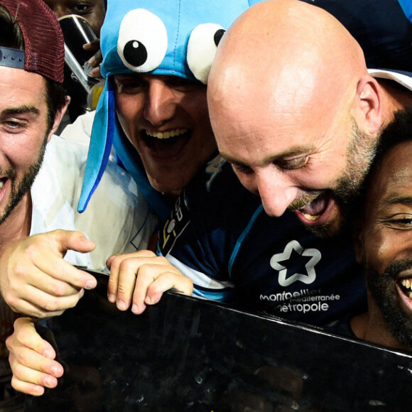 Joie des joueurs de Montpellier en fin de match avec leurs supporters - Fulgence Ouedraogo - Finale du Top 14 de rugby entre Montpellier et Castres (29-10) au Stade de France à Saint-Denis le 24 juin 2022. 