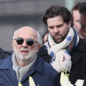 Gérard Jugnot et son fils Arthur Jugnot lors des obsèques de Véronique Colucci au cimetière communal de Montrouge, le 12 avril 2018.