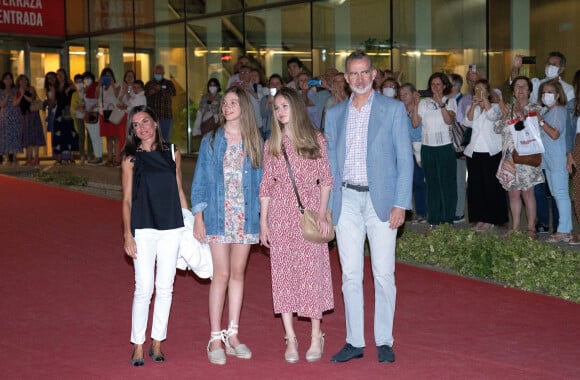 Le roi Felipe VI et la reine Letizia d'Espagne, et leurs filles la princesse Leonor et l'infante Sofia d'Espagn, eà la sortie du "Teatros del Canal" à Madrid, le 25 juin 2022. 