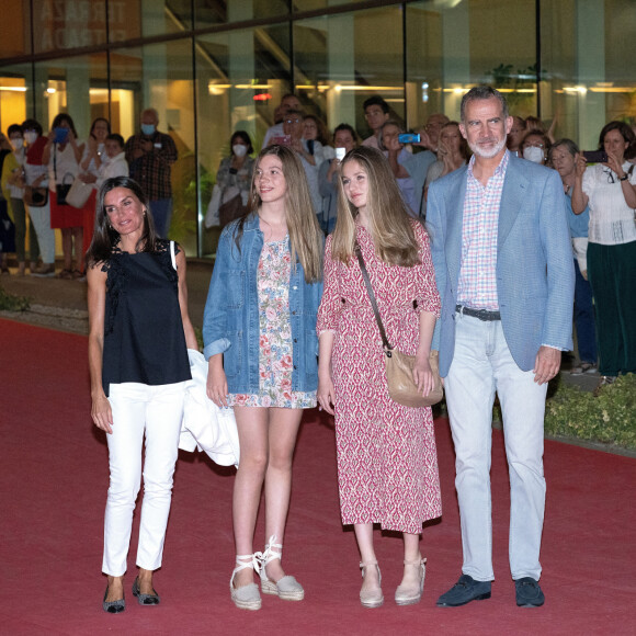 Le roi Felipe VI et la reine Letizia d'Espagne, et leurs filles la princesse Leonor et l'infante Sofia d'Espagn, eà la sortie du "Teatros del Canal" à Madrid, le 25 juin 2022. 