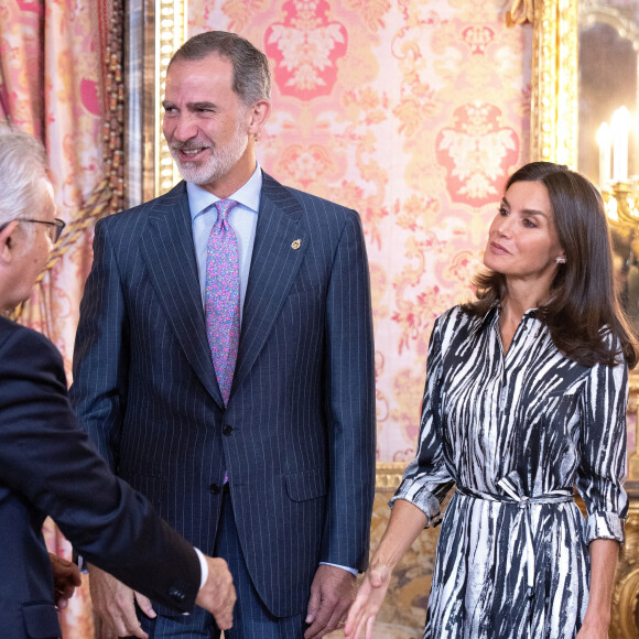 Le roi Felipe VI et la reine Letizia d'Espagne, reçoivent les membres de la Fondation "Princess of Asturias" au palais royal à Madrid, le 21 juin 2022. 