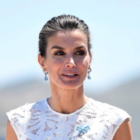 La reine Letizia d'Espagne assiste à la remise de l'enseigne nationale à la "force de guerre navale spéciale" à Carthagène, le 7 juin 2022. 