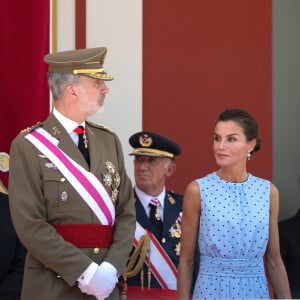 Le roi Felipe VI et la reine Letizia d'Espagne, assistent au défilé militaire clôturant la Journée des Forces armées espagnoles à Huesca, le 28 mai 2022. 