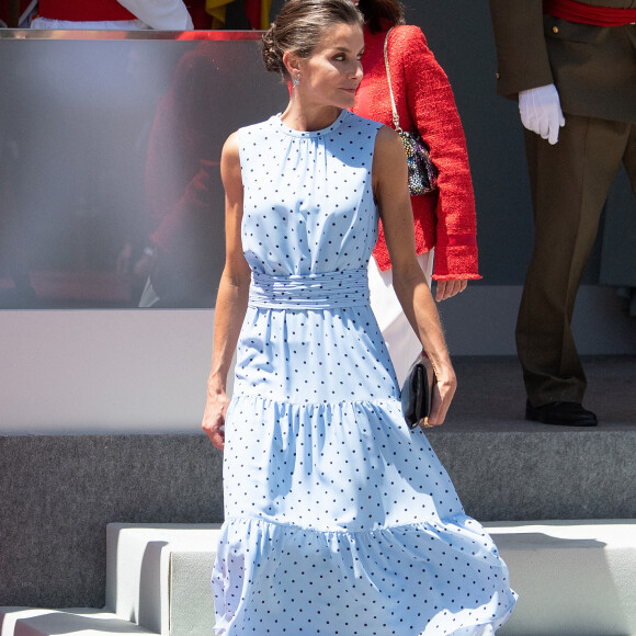 Le roi Felipe VI et la reine Letizia d'Espagne, assistent au défilé militaire clôturant la Journée des Forces armées espagnoles à Huesca, le 28 mai 2022. 