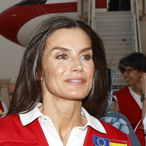 La reine Letizia d'Espagne lors de son voyage de coopération à Nouakchott (Mauritanie), du 31 mai au 2 juin 2022. A son arrivée, la souveraine a été accueillie par la première dame, Mariem Fadel Dah. Le 1er juin 2022. 