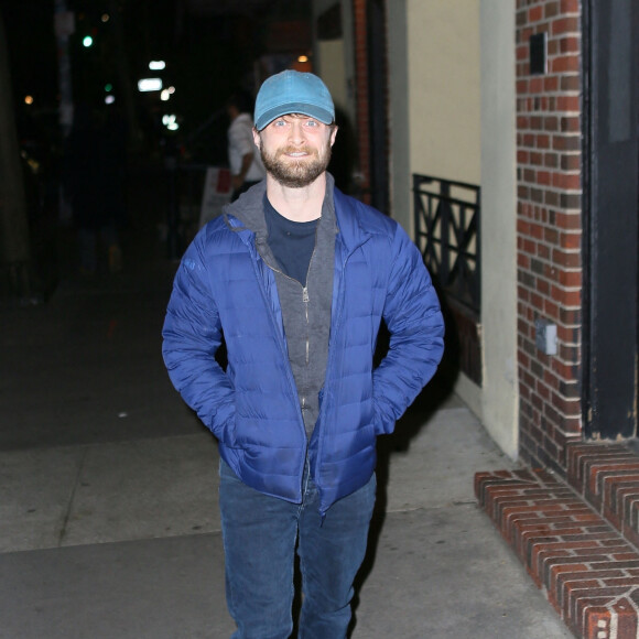 Daniel Radcliffe et sa compagne Erin Darke se promènent à New York, le 30 avril 2022.
