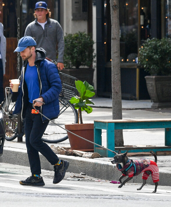 Daniel Radcliffe et sa compagne Erin Darke se promènent avec leur chien dans les rues de New York. Le 2 avril 2022.
