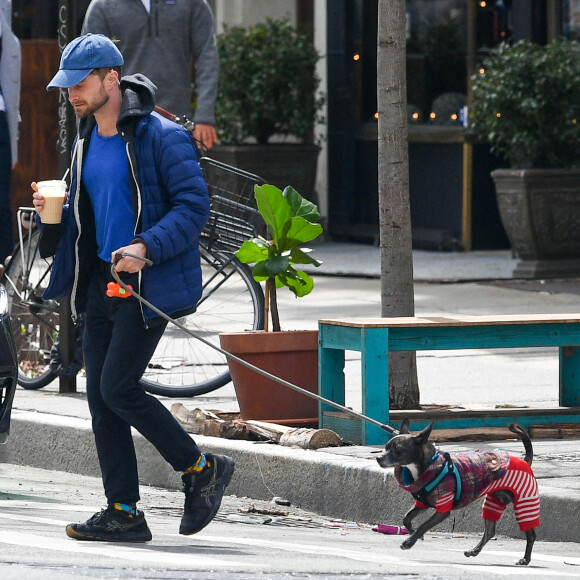 Daniel Radcliffe et sa compagne Erin Darke se promènent avec leur chien dans les rues de New York. Le 2 avril 2022.