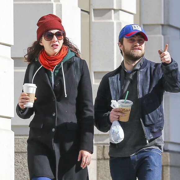 Exclusif - Daniel Radcliffe se promène avec sa petite amie Erin Darke dans le quartier de West Village à New York, le 31 octobre 2016.