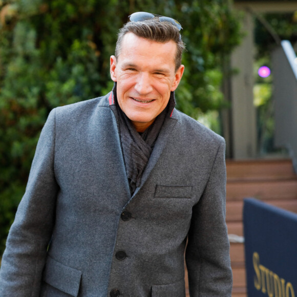 Benjamin Castaldi quitte le studio Gabriel à Paris, après l'enregistrement de l'émission "Vivement Dimanche" consacrée à Y.Montand et diffusée le 14 novembre 2021 sur France 2. Le 28 octobre 2021. © Christophe Clovis / Bestimage