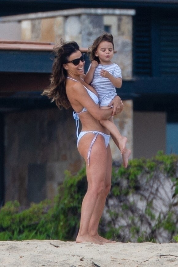 Eva Longoria, dans un bikini deux pièces bleu clair, profite du soleil mexicain pendant ses vacances avec son fils Santiago à Cabo San Lucas, Mexique, le 16 octobre 2021.