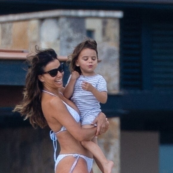 Eva Longoria, dans un bikini deux pièces bleu clair, profite du soleil mexicain pendant ses vacances avec son fils Santiago à Cabo San Lucas, Mexique, le 16 octobre 2021.