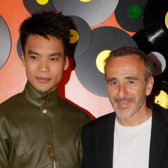 Jérémy Bellet, Elie Semoun lors de la soirée de vernissage de l'artiste Emmanuelle Rybojad chez Angie à Paris le 29 juin 2022. © Christophe Clovis / Bestimage