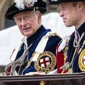 Le prince Charles, prince de Galles, le prince William, duc de Cambridge, lors de la cérémonie de l'ordre de la Jarretière à la chapelle Saint-Georges du château de Windsor. Cette année pour la première fois Camilla Parker Bowles, duchesse de Cornouailles, a été investie comme nouveau chevalier de l'ordre de la Jarretière par la reine et a pu participer à la procession au côté du prince Charles. Londres, la 13 juin 2022.