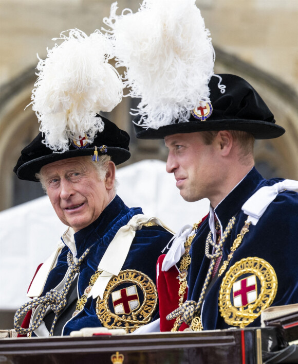 Le prince Charles, prince de Galles, le prince William, duc de Cambridge, lors de la cérémonie de l'ordre de la Jarretière à la chapelle Saint-Georges du château de Windsor. Cette année pour la première fois Camilla Parker Bowles, duchesse de Cornouailles, a été investie comme nouveau chevalier de l'ordre de la Jarretière par la reine et a pu participer à la procession au côté du prince Charles. Londres, la 13 juin 2022.