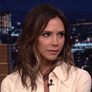 Victoria Beckham parle de la première fois où elle a vu quelqu'un porter l'une de ses pièces et du lancement de sa marque de cosmétiques dans l'émission "The Tonight Show" à New York. 