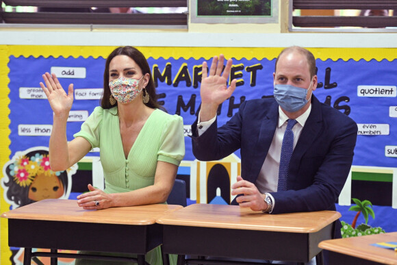 Le prince William, duc de Cambridge, et Catherine (Kate) Middleton, duchesse de Cambridge, visitent l'école primaire Sybil Strachan à Nassau aux Bahamas, le 25 mars 2022.