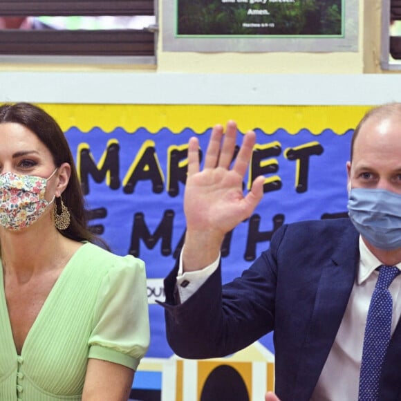 Le prince William, duc de Cambridge, et Catherine (Kate) Middleton, duchesse de Cambridge, visitent l'école primaire Sybil Strachan à Nassau aux Bahamas, le 25 mars 2022.