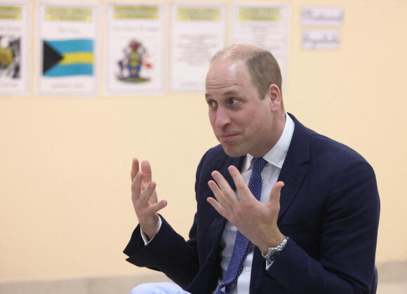 Le prince William, duc de Cambridge visite l'école primaire Sybil Strachan à Nassau aux Bahamas, le 25 mars 2022.