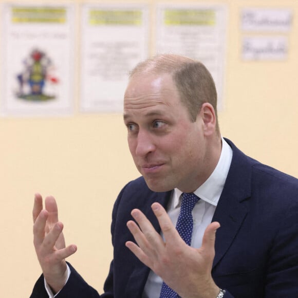 Le prince William, duc de Cambridge visite l'école primaire Sybil Strachan à Nassau aux Bahamas, le 25 mars 2022.