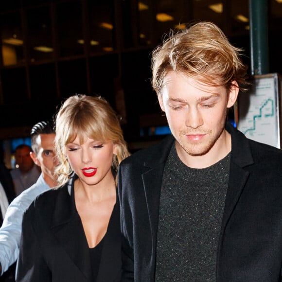 Taylor Swift et son compagnon Joe Alwyn à la sortie de l'after-party du "SNL (Saturday Night Live)" à New York, le 5 octobre 2019.