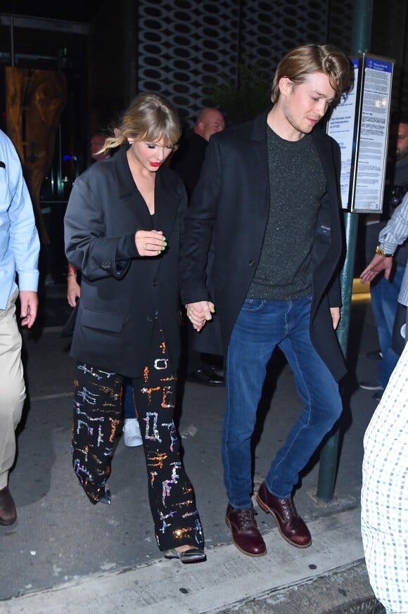 Fiançailles - Taylor Swift s'est fiancée secrètement au britannique Joe Alwyn - Taylor Swift et son compagnon Joe Alwyn à la sortie de l'after-party du "SNL (Saturday Night Live)" à New York, le 5 octobre 2019.