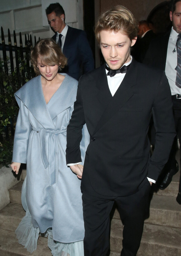 Taylor Swift et son compagnon Joe Alwyn main dans la main à la sortie de l'after party des BAFTA Awards "Vogue x Tiffany Fashion and Film" au club Annabel's à Londres, le 10 février 2019. 