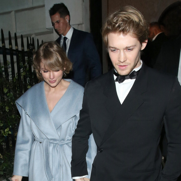 Taylor Swift et son compagnon Joe Alwyn main dans la main à la sortie de l'after party des BAFTA Awards "Vogue x Tiffany Fashion and Film" au club Annabel's à Londres, le 10 février 2019. 