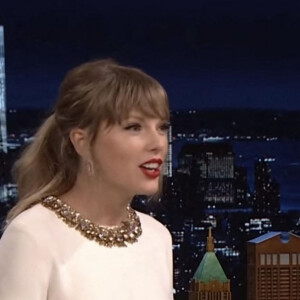 Taylor Swift admet qu'elle était "triste et bouleversée" lorsqu'elle a écrit la chanson de 10 minutes "All Too Well" dans The Tonight Show. 
