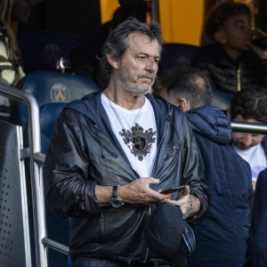 Jean-Luc Reichmann dans les tribunes lors du match de Ligue 1 "PSG - OM (2-1)" au Parc des Princes, le 17 avril 2022. © Agence/Bestimage