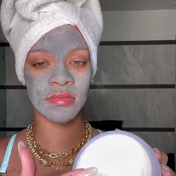 Rihanna enceinte se fait un soin du visage en petite tenue dans sa salle de bain pour le plus grand plaisir de ses fans le 7 mai 2022. 