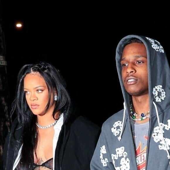 Rihanna enceinte et son compagnon ASAP Rocky arrivent au restaurant Giorgio Baldi pour un dîner de baby shower avec sa famille et ses amis à Santa Monica, Los Angeles, Californie, Etats-Unis, le 23 avril 2022. Première sortie pour le couple depuis la libération sous caution d'ASAP Rocky après avoir été arrêté dans le cadre d'une fusillade survenue en novembre 2021. 