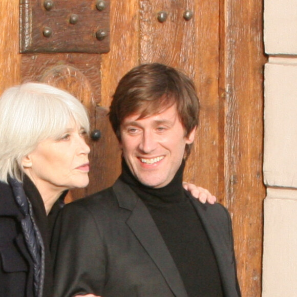 Exclusif - Françoise Hardy et son fils Thomas Dutronc se baladent le long des quais de l'Île Saint-Louis à Paris, France, le 2 novembre 2016.