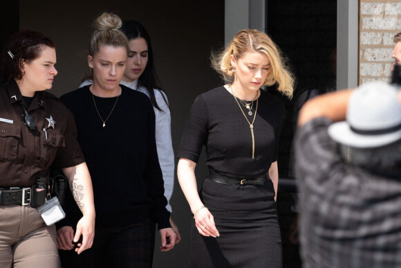 Amber Heard à la sortie du tribunal de Fairfax.