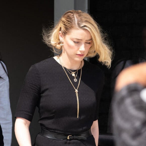 Amber Heard à la sortie du tribunal de Fairfax.