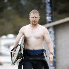Kevin McKidd (Grey's Anatomy) va se frotter aux vagues de l'océan sur sa planche de surf à Santa Barbara le 4 juin 2021. 