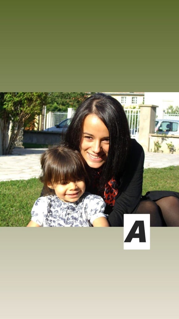 Alizée fête les 15 ans de sa fille Annily le 28 avril 2020 en publiant de nombreuses photos sur Instagram.